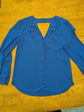 Bellatrix v-neck open back blouse with great details